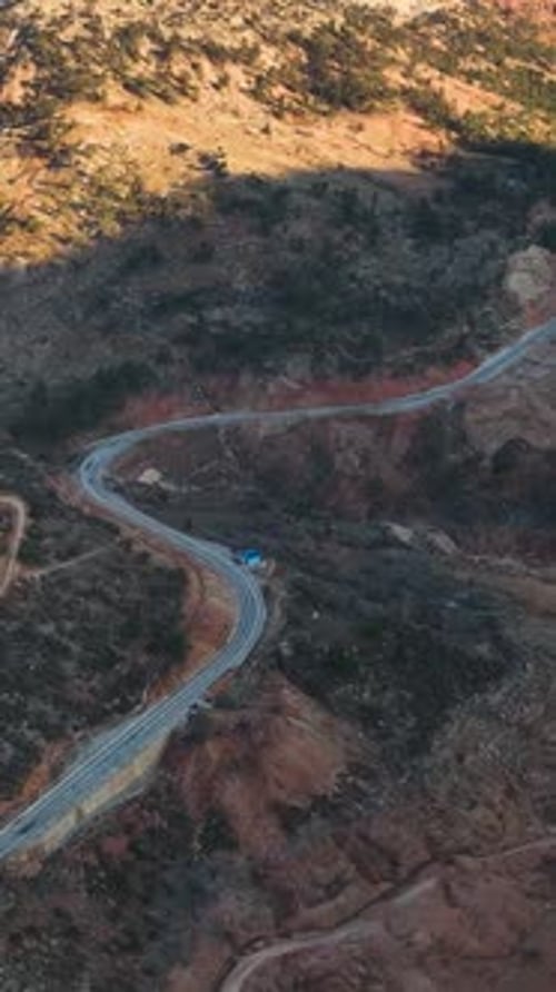 Aventure de randonnée vidéo verticale dans les montagnes au bord de la rivière