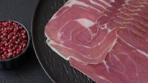 Viande, jambon, jamon ou prosciutto tranchés pour la bruschetta du petit déjeuner. Jambon, jamon ou prosciutto tranchés