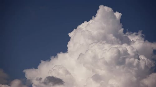 Flauschige weiße Wolken, die sich über den blauen Himmel erheben