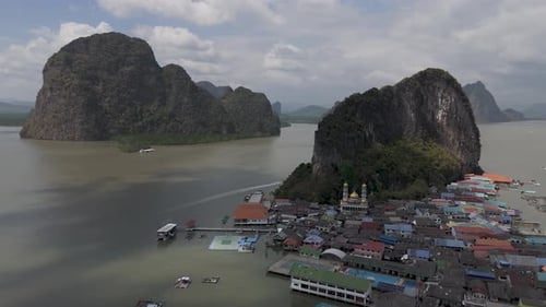 Drohnen-Luftaufnahme der Insel Panyee in Thailand.