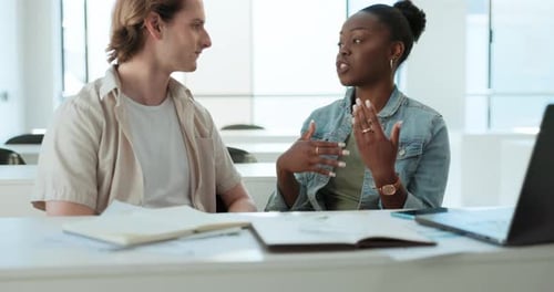 Discussion, amis et étudiants qui étudient à l'université, apprennent ou enseignent