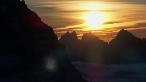 Drohnenaufnahme des Schnees auf den Bergen der Dolomiten, Italien bei Sonnenuntergang