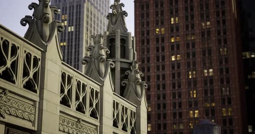 Detalles de edificios históricos con un horizonte moderno al anochecer