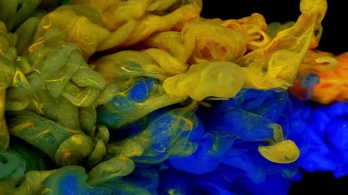 Tinte und Farbe mischen sich, um abstrakte wolkenartige Formen auf wasserschwarzem Hintergrund zu bilden