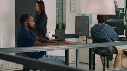 Desenvolvedor de software trabalhando na janela do terminal com script HTML