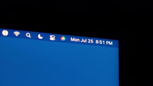 Nahaufnahme Zeitraffer der Uhr auf einem Desktop-Computerbildschirm 4K