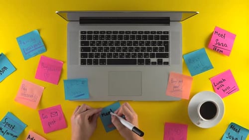 Laptop mit vielen Haftnotizen