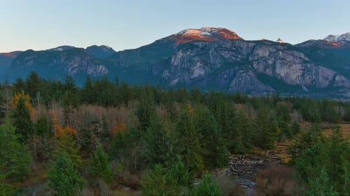 Prairies et arbres entourés de montagnes dans la nature canadienne Automne Saison automnale Coucher de soleil Ciel Squamish