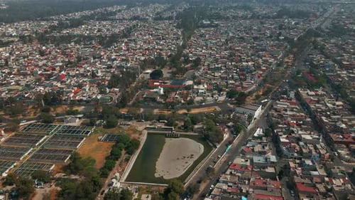 Sobrevolando un barrio residencial en los suburbios de la Ciudad de México. Vista aérea, panorama, paisaje escénico o