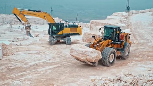 Schweres Gerät, das Steinblöcke transportiert