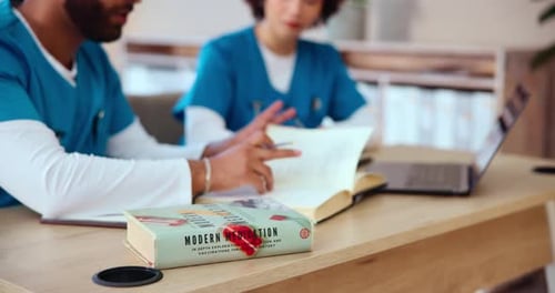 Livres sur les médecins, les personnes et les soins de santé avec des études pour la recherche en médecine, des références diagnostiques
