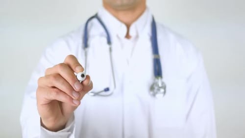 Síntomas: médico escribiendo sobre vidrio