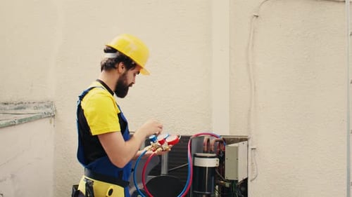 Mechaniker kalibriert Druckgerät