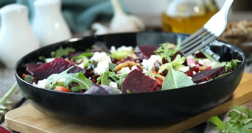 Köstlichen Rübensalat am Holztisch essen, Nahaufnahme