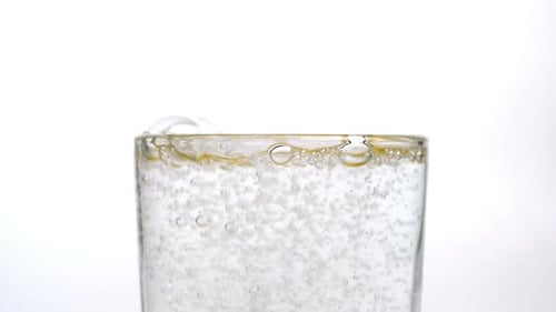 Verter agua potable en un vaso de agua