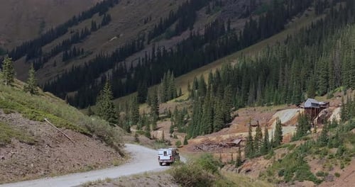 Camion garé au belvédère au-dessus de la colonie minière d'Animas Forks