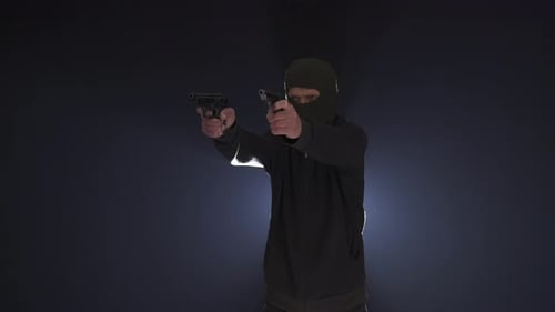 Der Schütze sucht nach Feinden, indem er mit seinen beiden Waffen zielt, er begeht einen Raubüberfall.