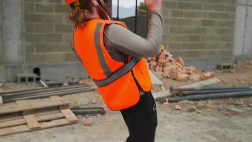 Trabalhador da construção civil feliz, engraçado, dançando com um sorriso e bom humor, regozijando-se com o sucesso do negócio