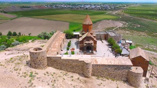 Khor Virap est un monastère arménien situé dans la plaine d'Ararat