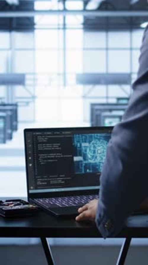 El ingeniero de vídeo vertical de Server Hub trabaja con un modelo computarizado de inteligencia artificial