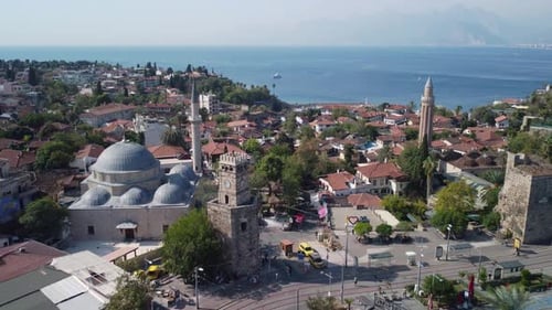 Luftaufnahme der osmanischen Häuser und des alten Yachthafens von Antalya