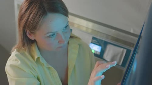 Técnico de alto ângulo operando tela de pagamento na máquina de lavar