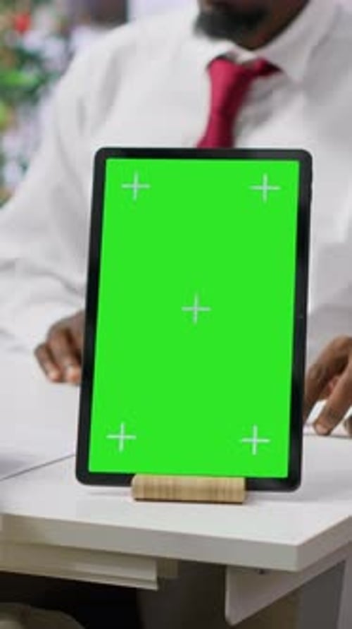 Intervieweur vidéo vertical et candidat se rencontrent pour un entretien à côté d'un écran vert