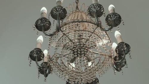 lustre de cristal ornamentado em interior elegante