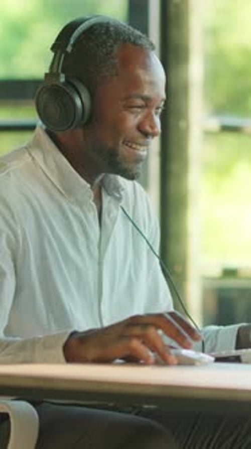 Un professionnel dévoué et concentré qui travaille avec des technologies de pointe et des écouteurs