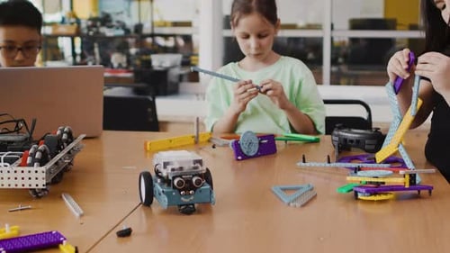 Children Building Robots in a Classroom Setting