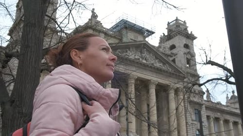 The Female Tourist Enjoys the Architecture