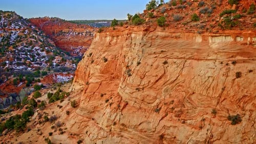 Luftüberführung, die die komplizierte Geologie der geformten Wände der Red Rock Canyon zeigt.