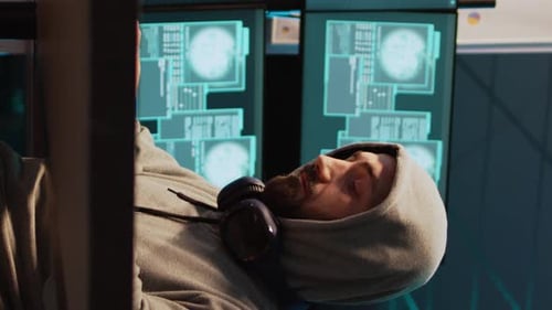 Sistema vertical de hacking de criminosos de TI em vídeo à noite usando vírus