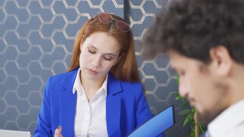 Unglückliche Person, deren Bewerbung nicht genehmigt wurde. Arbeitslos.