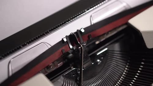 Épisode 11 Taper sur du papier blanc, machine à écrire vintage, script d'écriture, gros plan