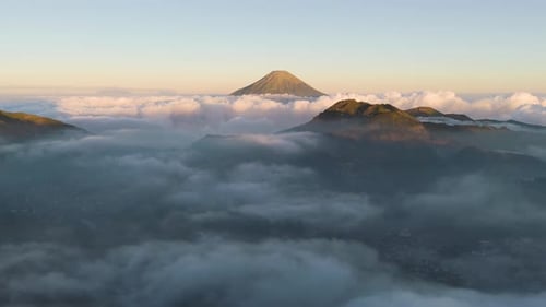 Vue aérienne du pic volcanique au-dessus des nuages en Indonésie.