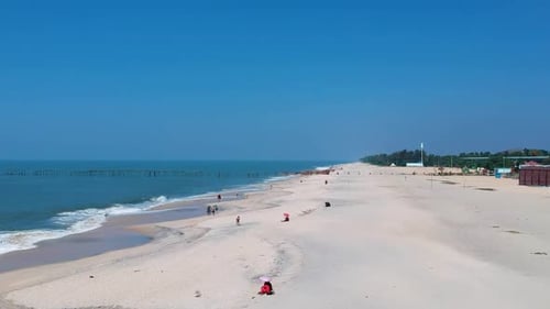 Weißer Sandstrand, blauer Himmel, wunderschöne Luftaufnahme