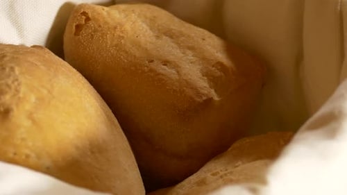 Auswahl an italienischen Brötchen auf einer faulen Susan mit weißer Serviette.