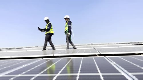 Techniker installiert Solarzelle. Installation und Wartung von Solarzellen auf dem Dach.