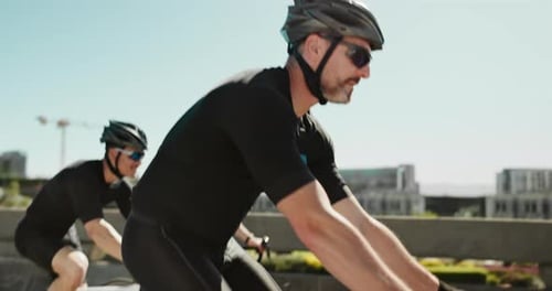 Menschen, Fahrrad und Radfahren mit Helm im Freien beim Sport, Fitness, Triathlontraining