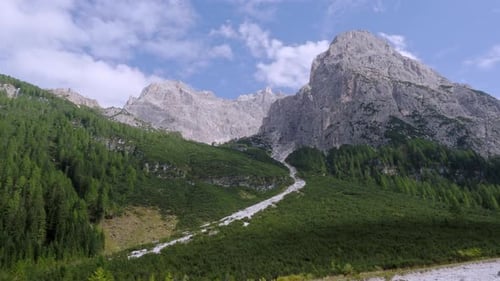 Vallée à proximité de la célèbre via ferrata Alpinisteig et panorama montagneux des Dolomites dans le Tyrol du Sud