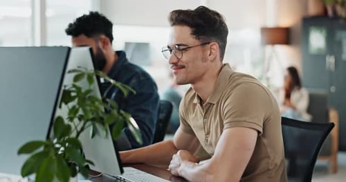Computer-, Gesichts- und Webentwicklung mit einem Software-Ingenieur im Büro zum Codieren oder Programmieren