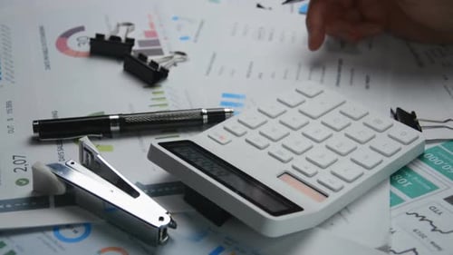 Empresario verifica facturas y usa calculadora