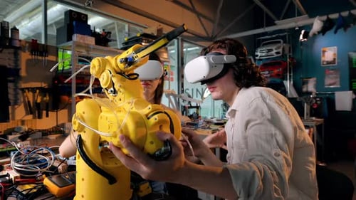 Engineers Control Robot Arm with Virtual Reality Headsets