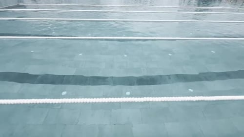 Schwimmbad mit klarem Wasser und Gassentrennern. Kamera bewegt sich