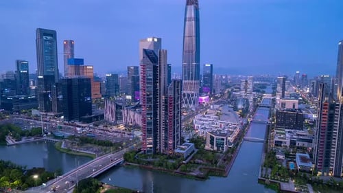 Images prises par drone sur les toits de la ville et les bâtiments modernes, les paysages, la scène nocturne, le blues, le time-lapse