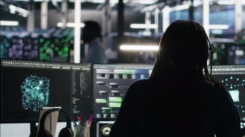 Un experto en sala de servidores interpreta gráficos de análisis de datos de IA y se pone auriculares