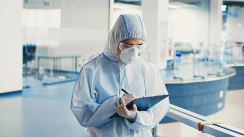 Travailleur effectuant des protocoles de désinfection dans un bureau pendant une pandémie