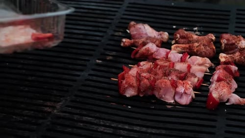 Grillgeräte und Zubehör zum Grillen, Kochen von Fleisch am Wochenende, Entspannung mit der Familie im Freien und