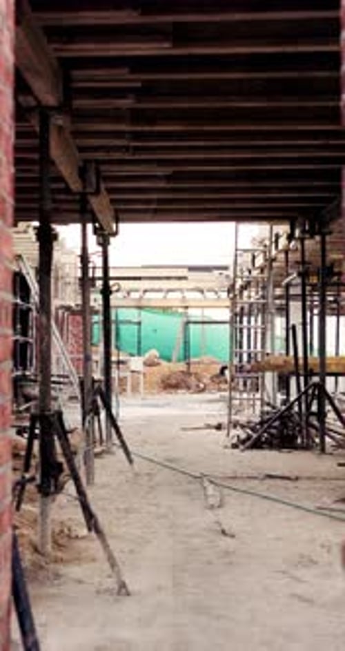 Edificio exterior, en construcción o vacío en el sitio para el progreso del desarrollo, andamios o seguridad